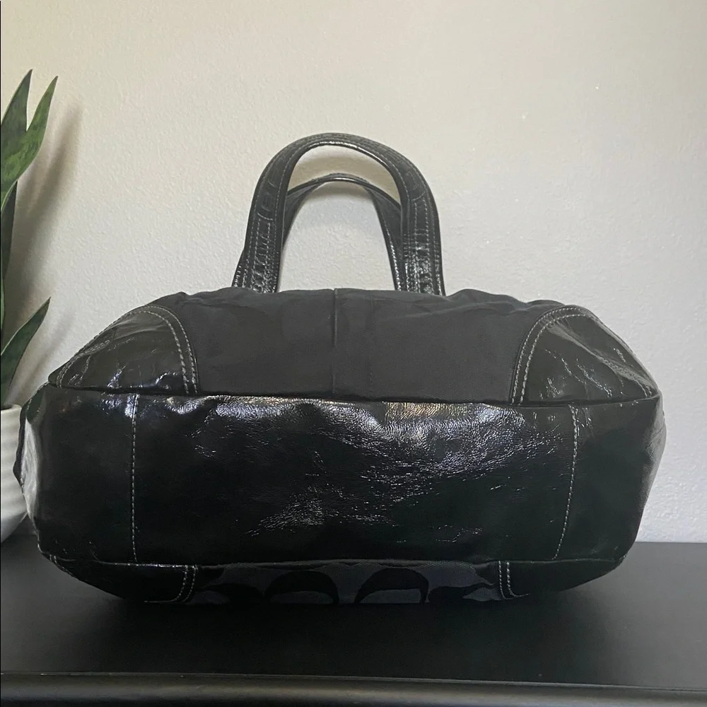 Pristine COACH Classic Black Signature Canvas Ergo Bag with Kiss-lock closure - Picture 8 of 15